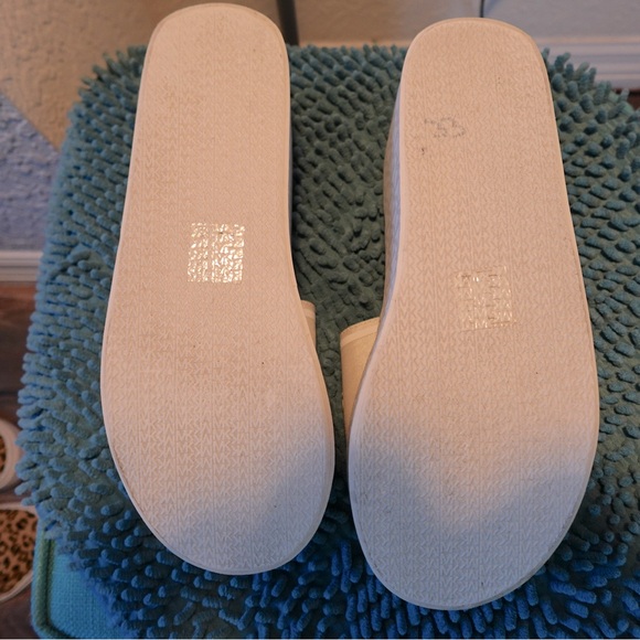 Michael Kors White Platform Slides - Women’s 11 - Picture 3 of 5